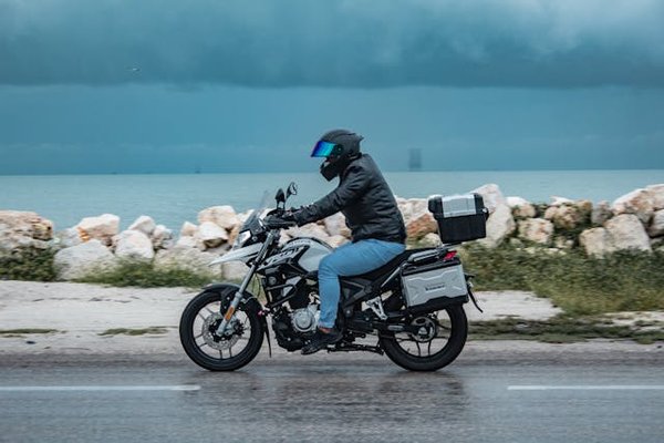 Voyager en moto : Guide complet du débutant
